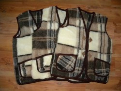 Schaffelweste mit Knöpfen
